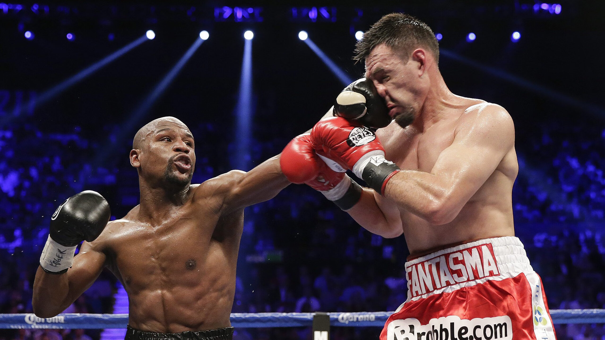 F1赛车赛场焦点！克罗地亚队对阵澳大利亚队，意外判罚引发热议，比赛氛围紧张