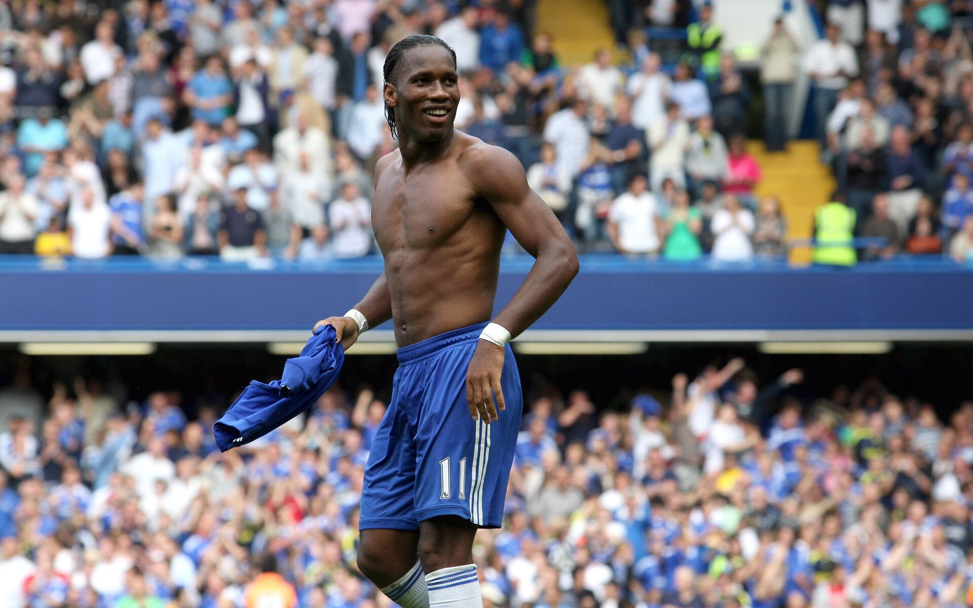 莱万多夫斯基回归赛场，高光表现首场状态亮眼，西班牙队观众沸腾！